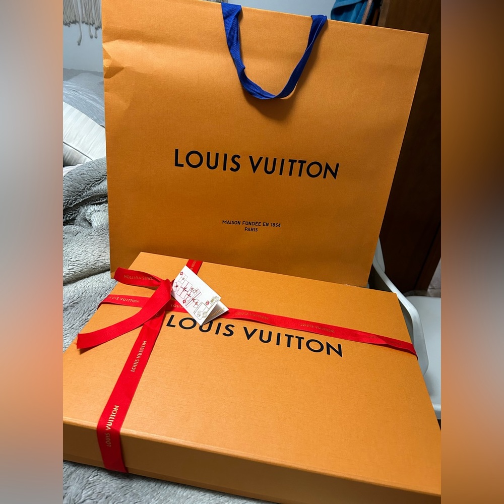Louis Vuitton authentic Neverfull MM box and gift bag
